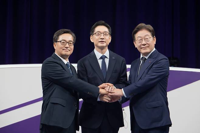 더불어민주당 대선 경선에 나선 이재명(오른쪽부터) 후보, 김경수 후보, 김동연 후보가 18일 오후 서울 상암동 MBC에서 열린 더불어민주당 대선 후보 경선 첫 TV토론회에 참석해 기념촬영을 하고 있다. 국회사진기자단