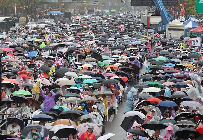 지난 12일 서울 세종대로에서 자유통일당이 연 광화문 국민대회에서 참가자들이 탄핵 무효 등을 외치고 있다. [연합]