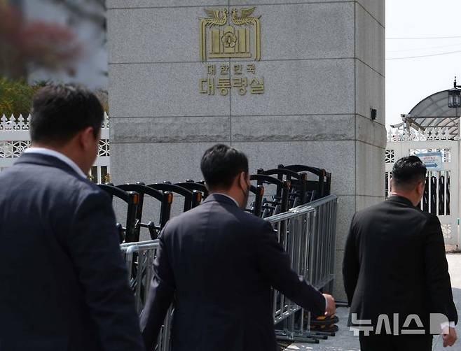 [서울=뉴시스] 조수정 기자 = 대통령실 압수수색을 시도중인 경찰 비상계엄 특별수사단이 16일 서울 용산 대통령실 청사 민원실 출입구를 나오고 있다. 2025.04.16. chocrystal@newsis.com