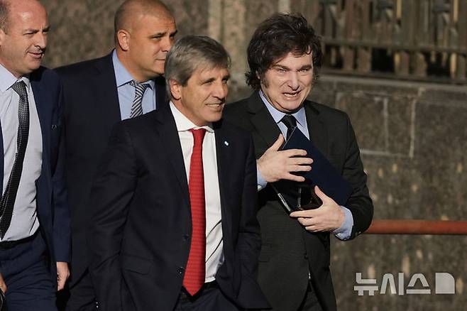 [부에노스아이레스=AP/뉴시스] 하비에르 밀레이(오른쪽) 아르헨티나 대통령과 루이스 카푸토 경제부 장관이 14일(현지 시간) 아르헨티나 부에노스아이레스에서 스콧 베선트 미국 재무장관과 회담 후 경제부 건물로 들어서고 있다. 밀레이 대통령은 이 자리에서 도널드 트럼프 미 행정부의 관세 정책을 옹호하는 입장을 피력한 것으로 알려졌다. 2025.04.15.