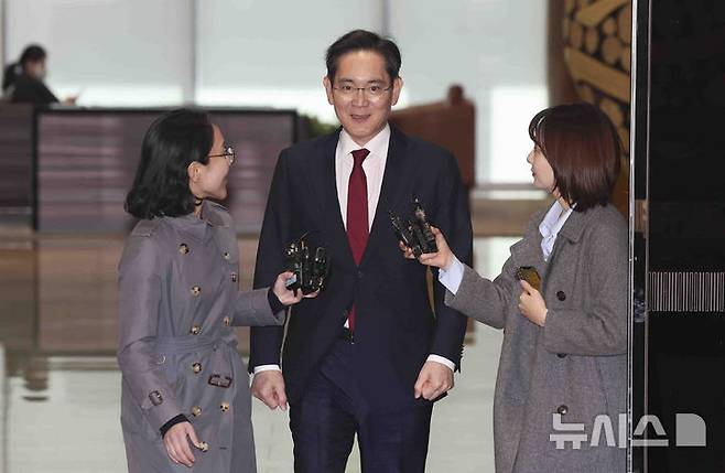 [서울=뉴시스] 김근수 기자 = 이재용 삼성전자 회장이 28일 오후 시진핑 중국 국가주석이 주최한 글로벌 CEO 면담을 마친 뒤 서울 강서구 김포비즈니스항공센터를 통해 귀국하고 있다. 2025.03.28. ks@newsis.com