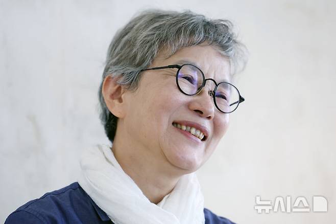 박정희 국립극단 단장 겸 예술감독[서울=뉴시스] 박진희 기자 = 박정희 국립극단 단장 겸 예술감독이 지난 17일 서울 종로구 한 카페에서 인터뷰 하고 있다. 2025.04.19. pak7130@newsis.com