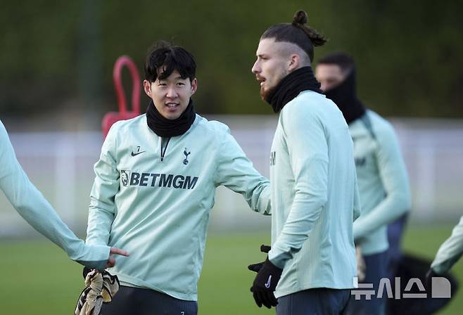 [런던=AP/뉴시스] 잉글랜드 프로축구 프리미어리그(EPL) 토트넘 홋스퍼의 손흥민. 2024. 11. 27.