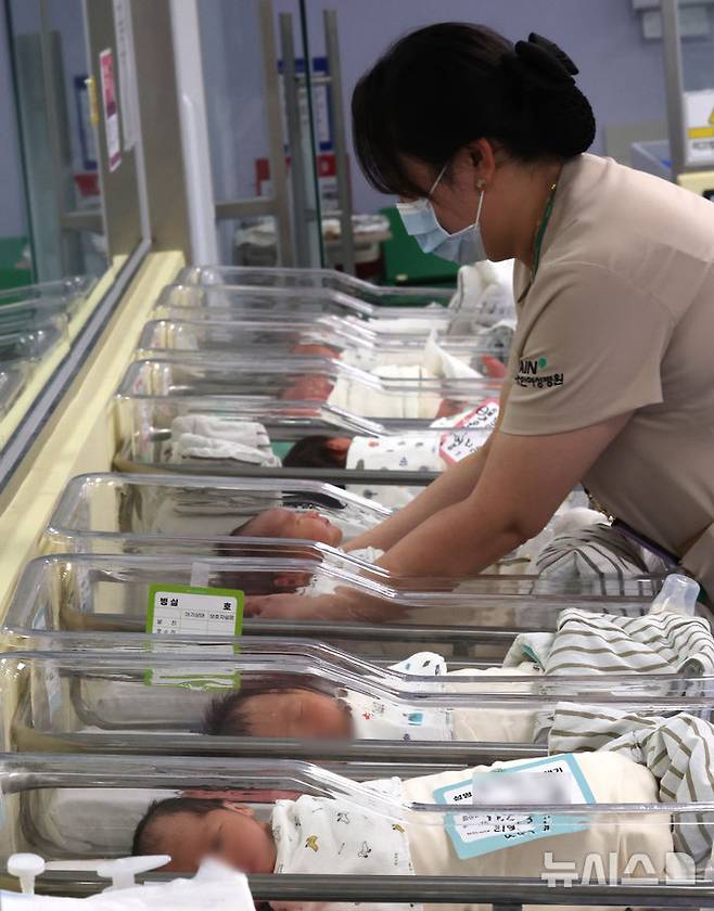 [인천=뉴시스] 전진환 기자 = 인천 미추홀구 아인병원 신생아실에서 간호사들이 신생아들을 돌보고 있다. 2025.02.26. amin2@newsis.com