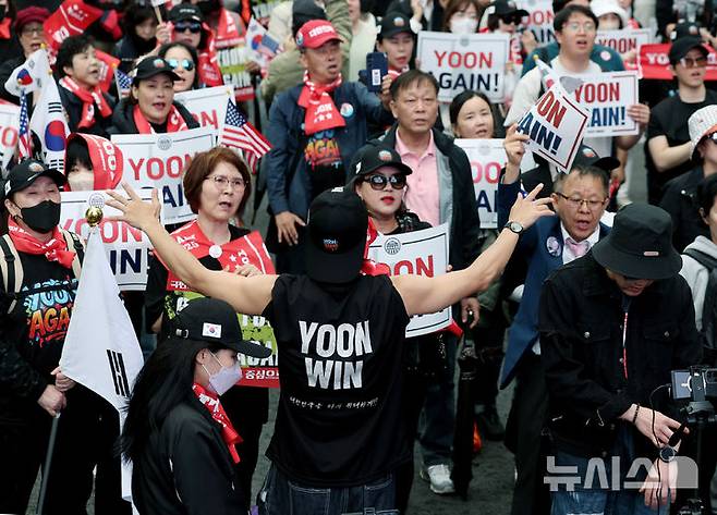 [서울=뉴시스] 김진아 기자 = 19일 서울 서초구 교대역 인근에서 윤석열 대통령의 복귀를 요구하는 2030의 '윤어게인(YOON AGAIN)' 집회가 열리고 있다. 2025.04.19. bluesoda@newsis.com