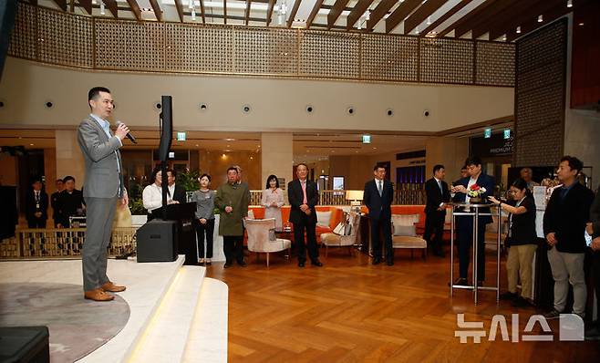 [서귀포=뉴시스] 우장호 기자 = 제주신화월드 메리어트 리조트 1층에 '더 갤러리(THE GALLERY)'가 정식 개관했다. 더 갤러리의 첫 전시는 '인투 더 아일랜드(INTO THE ISLAND)'라는 주제로 김지희 작가의 개인전으로 꾸며졌다. 황웨이 제주신화월드 최고경영자(CEO)가 19일 오후 더 갤러리 개관식에서 인사말을 하고 있다. 2025.04.19. woo1223@newsis.com