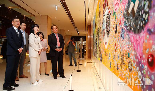 [서귀포=뉴시스] 우장호 기자 = 제주신화월드 메리어트 리조트 1층에 '더 갤러리(THE GALLERY)'가 정식 개관했다. 더 갤러리의 첫 전시는 '인투 더 아일랜드(INTO THE ISLAND)'라는 주제로 김지희 작가의 개인전으로 꾸며졌다. 김 작가가 19일 오후 더 갤러리 개관식에서 양영철 제주국제자유도시개발센터 이사장 등 내빈들에게 작품을 설명하고 있다. 김 작가는 현대인의 욕망과 존재에 대한 날카로운 통찰을 시각 언어로 풀어내왔다. 이번 전시에서는 10m 규모 대형 회화 작품을 포함한 주요 작품들을 공개했다. 2025.04.19. woo1223@newsis.com