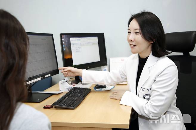 [서울=뉴시스]앉거나 누운 상태에서 갑자기 일어날 때 심장 박동이 빨라지고 어지러운 증상이 반복되면 빈혈이나 기립성 저혈압이 아닌 '자세성 기립성 빈맥 증후군'이 아닌지 의심해 볼 필요가 있다. 사진은 양소영 강동경희대병원 심장혈관내과 교수. (사진= 강동경희대병원 제공) 2025.04.19. photo@newsis.com.