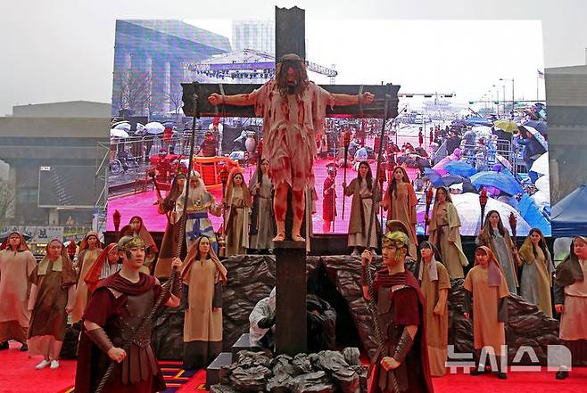 [서울=뉴시스] 김금보 기자 = 19일 서울 종로구 광화문광장에서 열린 '2025 부활절 퍼레이드'에서 참가자들이 뮤지컬을 하고 있다. 2025.04.19. kgb@newsis.com