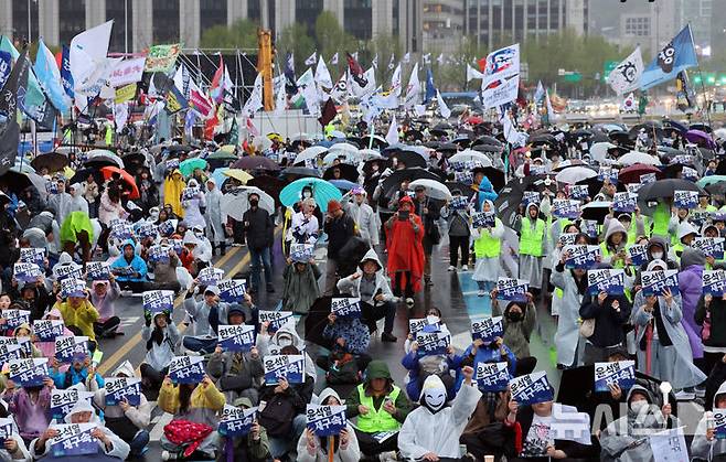 [서울=뉴시스] 김금보 기자 = 내란종식·사회대개혁 비상행동 회원들이 19일 서울 종로구 광화문 동십자각앞에서 '내란종식, 사대회대개혁을 위한 시민행진' 집회를 하고 있다. 2025.04.19. kgb@newsis.com