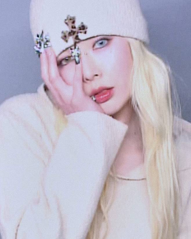 18일 공개된 현아의 신곡 '못' 콘셉트 사진. 앳에어리어 제공