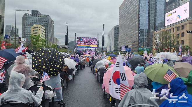 전광훈씨가 주축인 대한민국바로세우기운동본부(대국본)과 자유통일당은 19일 오후 서울 종로구 광화문 일대에서 '국민저항권 광화문 국민대회'를 개최했다. 민소운 기자