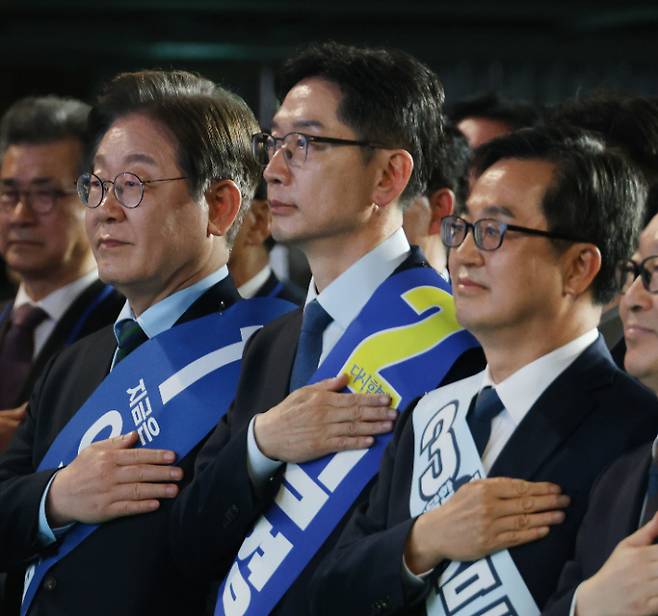 더불어민주당 대선 경선 후보들이 19일 오후 충북 청주체육관에서 열린 '제21대 대통령선거 후보자 선출을 위한 충청권 합동연설회'에 참석해 있다. 왼쪽부터 이재명, 김경수, 김동연 후보. 연합뉴스