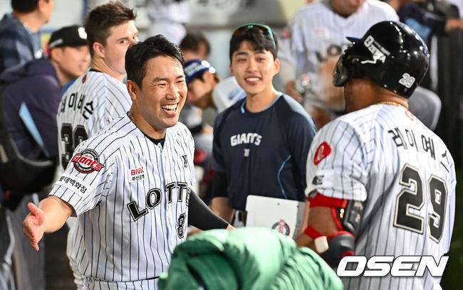 [OSEN=대구, 이석우 기자] 18일 대구삼성라이온즈파크에서 2025 신한 SOL 뱅크 KBO 리그 삼성 라이온즈와 롯데 자이언츠의 경기가 열렸다. 홈팀 삼성은 이승현이, 방문팀 롯데는 데이비슨이 선발 출전했다. 롯데 자이언츠 레이예스가 5회초 2사 2루 좌월 2점 홈런을 치고 전준우의 축하를 받고 있다. 2025.04.18 / foto0307@osen.co.kr