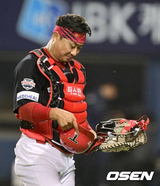 [OSEN=잠실, 김성락 기자] 18일 오후 서울 잠실야구장에서 2025 신한 SOL Bank KBO리그 두산 베어스와 KIA 타이거즈의 경기가 열린다.이날 두산은 콜어빈, KIA는 윤영철을 선발로 예고했다.5회말 종료 후 KIA 김태군이 더그아웃으로 이동하고 있다. 2025.04.18 / ksl0919@osen.co.kr