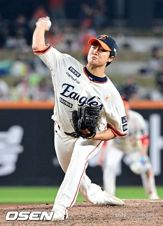 [OSEN=대전, 최규한 기자] 18일 오후 대전 한화생명 볼파크에서 ‘2025 신한 SOL Bank KBO리그’ 한화 이글스와 NC 다이노스의 경기가 열렸다.홈팀 한화는 엄상백, 방문팀 NC는 로건 앨런을 선발로 내세웠다.6회초 1사 1루 상황 마운드에 오른 한화 정우주가 힘차게 공을 뿌리고 있다. 2025.04.18 / dreamer@osen.co.kr