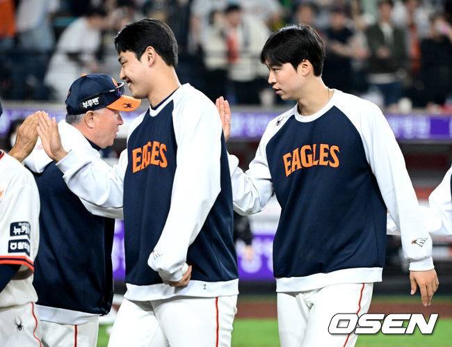 [OSEN=대전, 최규한 기자] 프로야구 한화 이글스가 5경기 연속 선발승으로 5연승을 질주했다. 홈런 2개 포함 장단 14안타 12득점으로 타선도 폭발했다. 한화는 18일 대전 한화생명볼파크에서 열린 2025 신한 SOL Bank KBO리그 NC 다이노스와의 홈경기를 12-4로 승리했다. 선발투수 엄상백이 5이닝 4실점으로 이적 첫 승을 신고했고, 타선이 1회부터 5득점 빅이닝을 몰아치며 NC 1선발 로건 앨런을 무너뜨렸다. 채은성이 7회말 시즌 2호 쐐기 투런 홈런 포함 4타수 4안타 5타점, 이도윤이 5타수 3안타 4타점으로 맹타를 휘둘렀다. 경기를 마치고 승리투수 한화 엄상백과 김경문 감독이 인사를 나누고 있다. 2025.04.18 / dreamer@osen.co.kr