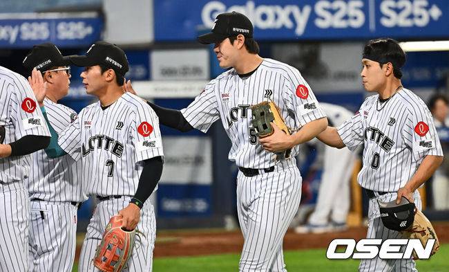 [OSEN=대구, 이석우 기자] 18일 대구삼성라이온즈파크에서 2025 신한 SOL 뱅크 KBO 리그 삼성 라이온즈와 롯데 자이언츠의 경기가 열렸다. 홈팀 삼성은 이승현이, 방문팀 롯데는 데이비슨이 선발 출전했다. 롯데 자이언츠 김태형 감독이 삼성 라이온즈에 8-1 승리후 4연승 기쁨을 나누고 있다. 2025.04.18 / foto0307@osen.co.kr