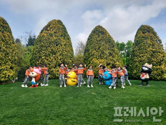 ▲캐릭터 인형 앞에서 즐거운 어린이들ⓒ순천시