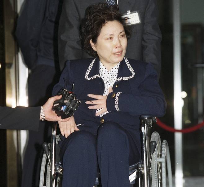 2000년 세 번째로 범죄 혐의로 구속된 장영자씨가 휠체어를 탄 채 구치소로 이동하며 취재진의 질문을 받고 있다. 세계일보 자료사진