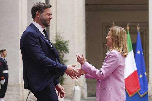 화사한 분홍색 정장 차림의 조르자 멜로니 이탈리아 총리(오른쪽)가 18일(현지시간) 로마를 방문한 J D 밴스 미국 부통령을 따뜻하게 환영하고 있다. AP연합뉴스