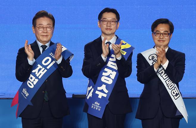더불어민주당 이재명, 김경수, 김동연 대선 경선 후보가 19일 충북 청주체육관에서 열린 제21대 대통령선거 후보자 선출을 위한 충청권 합동연설회에서 기념촬영을 하고 있다.   뉴스1