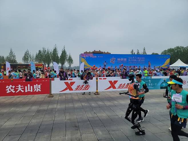 휴머노이드 로봇 ‘톈궁&nbsp;1.2 맥스’가&nbsp;19일 중국 베이징에서 열린 세계 첫 휴머노이드 마라톤에서 달려나가고 있다.&nbsp; &nbsp;베이징=이우중 특파원