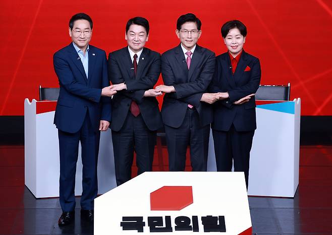 19일 오후 서울 강서구 ASSA아트홀에서 열린 국민의힘 '제21대 대통령후보자 1차 경선 조별 토론회’에 참석한 후보들이 기념 촬영을 하고 있다. 왼쪽부터 유정복, 안철수, 김문수, 양향자 후보.&nbsp; &nbsp;뉴스1