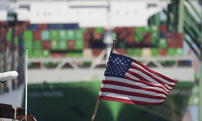 미국 LA항구에 접근하는 컨테이너선 앞으로 미국 국기가 휘날리고 있다. AP연합뉴스