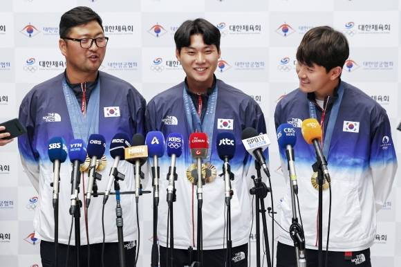 2024 파리올림픽 양궁 남자 개인·단체 및 혼성 단체전에서 금메달을 수확한 김우진(왼쪽부터)과 이우석, 김제덕이 2024년 8월 6일 인천국제공항을 통해 귀국하며 환하게 웃고 있다. 뉴스1