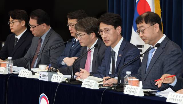 김윤상(오른쪽 두 번째) 기획재정부 2차관이 17일 정부세종청사 민원동 공용 브리핑실에서 2025년 추가경정예산안 상세 브리핑을 하고 있다. 연합뉴스