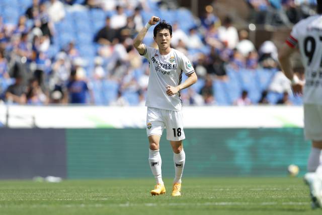 강원FC의 김강국이 19일 울산전에서 득점에 성공한 뒤 기뻐하고 있다. 사진 제공=한국프로축구연맹