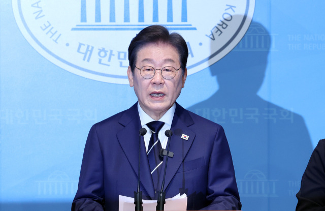 더불어민주당 대선 경선에 출마한 이재명 예비후보가 이달 11일 서울 여의도 국회 소통관에서 집권 청사진 등을 소개하는 ‘비전 선포식 및 캠프 일정 발표’를 하고 있다. 연합뉴스
