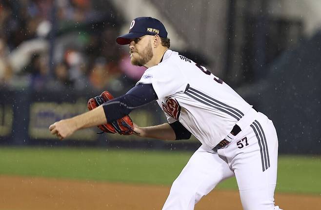 ▲ 18일 잠실 KIA전에서 6.1이닝 1실점으로 호투하며 팀 승리를 이끈 콜어빈 ⓒ두산베어스