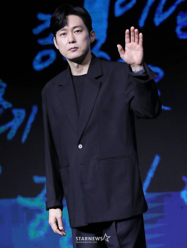 배우 박병은이 17일 오전 서울 영등포구 여의도동 콘래드 서울에서 진행된 디즈니+ 오리지널 시리즈 '하이퍼나이프' 제작발표회에 참석해 포즈를 취하고 있다.  '하이퍼나이프'는 과거 촉망받는 천재 의사였던 '세옥'이 자신을 나락으로 떨어뜨린 스승 '덕희'와 재회하며 펼치는 치열한 대립을 그린 메디컬 스릴러. 오는 19일 공개. 2025.03.17 /사진=김창현 chmt@