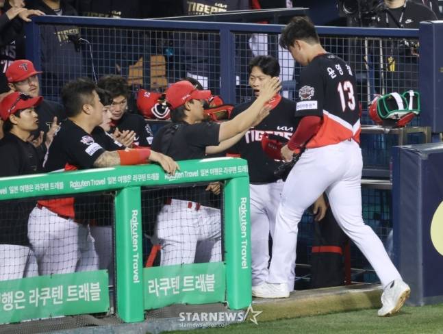 위로를 받으며 더그아웃으로 들어가는 윤영철(오른쪽). /사진=김진경 대기자