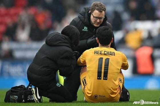 황희찬(11번)이 영국 블랙번의 이우드 파크에서 열린 2024~2025시즌 잉글랜드축구협회(FA)컵 4라운드 경기 중 쓰러져 의료진의 치료를 받고 있다. /AFPBBNews=뉴스1