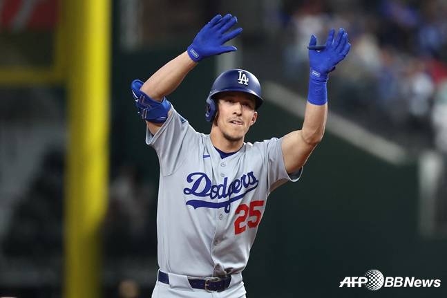 LA 다저스 토미 에드먼이 19일 텍사스 레인저스전에서 안타를 날리고 세리머니를 하고 있다. /AFPBBNews=뉴스1