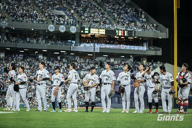 롯데 자이언츠 선수들이 18일 대구에서 열린 삼성 라이온즈와의 경기에서 승리한 뒤 팬들에게 인사하고 있다. 롯데 자이언츠