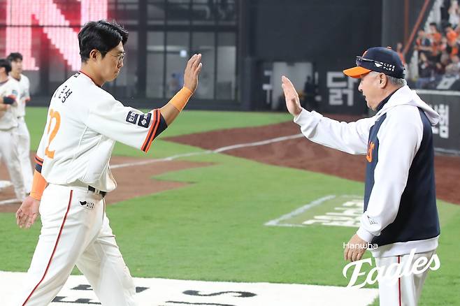 왼쪽에 선 한화 이글스 채은성이 18일 대전에서 열린 NC 다이노스와의 경기에서 승리한 뒤 김경문 감독과 하이파이브를 하러 가고 있다. 한화 이글스