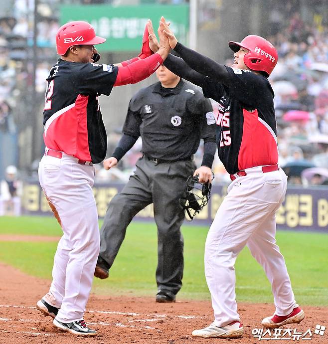 19일 오후 서울 송파구 잠실야구장에서 열린 '2025 신한 SOL Bank KBO리그' KIA 타이거즈와 두산 베어스의 경기, 6회초 2사 2,3루 KIA 김태군과 이우성이 최원준의 2타점 적시타때 득점에 성공한 후 하이파이브를 하고 있다. 잠실, 김한준 기자