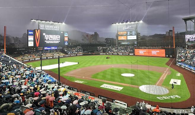 한화는 19일 대전한화생명볼파크에서 열린 '2025 신한 SOL Bank KBO 리그' NC와 정규시즌 두 번째 맞대결에서 5회 7-2 우천 강우 콜드 승리를 챙겼다. 6연승 파죽지세가 이어지고 있다. 대전, 박정현 기자