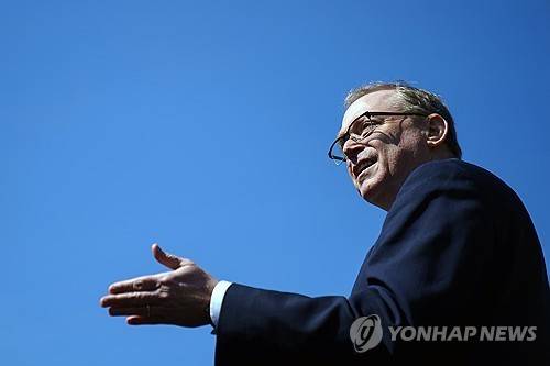 언론과 문답하는 해싯 백악관 국가경제위원장 [워싱턴 EPA=연합뉴스. 재판매 및 DB 금지]