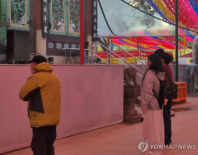 조계사를 찾은 젊은이들 (서울=연합뉴스) 이승연 기자 = 지난 15일 서울 종로구 조계사를 찾은 청년들의 모습. 2024.4.19