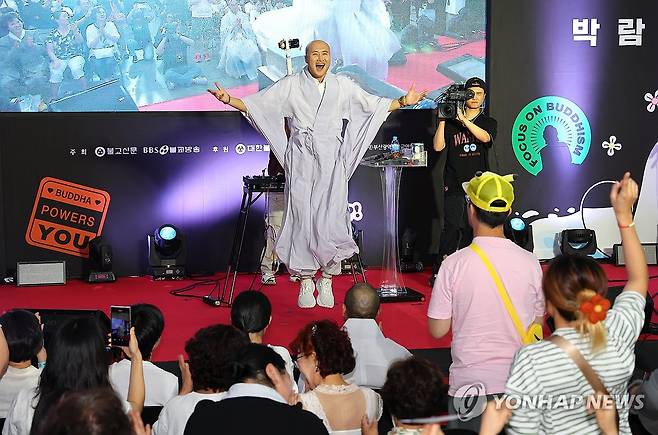 "부처핸썹" (부산=연합뉴스) 강선배 기자 = 지난해 8월 8일 오후 벡스코에서 '2024부산국제불교박람회'의 공식 홍보대사이자 '힙한 불교'의 메신저 뉴진스님(개그맨 윤성호)의 불경 EDM 디제잉 파티가 열리고 있다. [연합뉴스 자료사진] 2025.4.19 sbkang@yna.co.kr