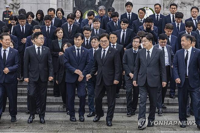 국회의장, 원내교섭단체 대표 등 국회 관계자들 4·19 민주묘지 찾아 참배 (서울=연합뉴스) 황광모 기자 = 우원식 국회의장과 원내 교섭단체 대표, 국회 사무처 관계자들이 19일 오전 제65주년 4·19혁명 기념일을 맞이해 서울 강북구 국립 4·19민주묘지를 찾아 참배를 마친 뒤 기념 촬영한 뒤 이동하고 있다. 2025.4.19 hkmpooh@yna.co.kr