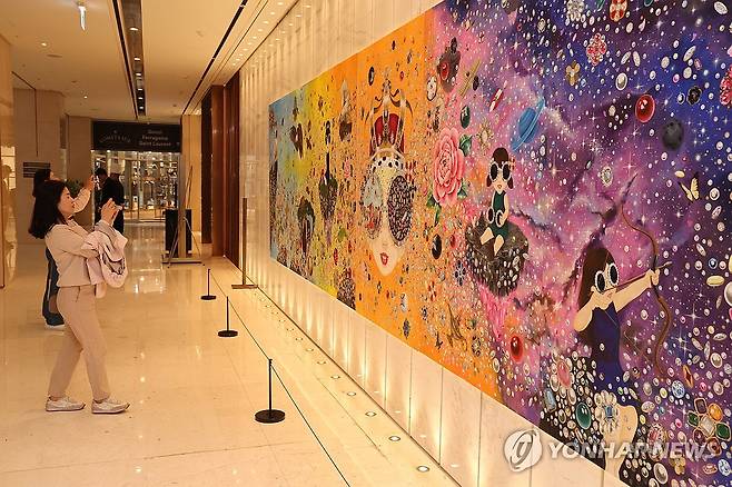 신화월드서 열린 김지희 개인전 (서귀포=연합뉴스) 박지호 기자 = 19일 오후 제주 서귀포시 안덕면 제주신화월드 내 메리어트 리조트에서 더갤러리 첫 전시로 김지희 작가의 'INTO THE ISLAND' 개인전이 열리고 있다. 2025.4.19 jihopark@yna.co.kr