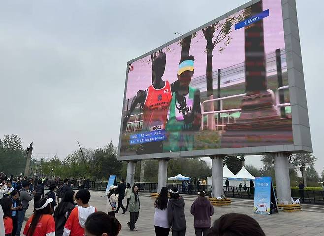 전광판으로 송출되는 '톈궁 1.2맥스'의 주행 장면 [촬영 정성조]