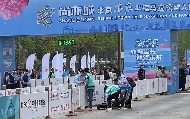 출발선 부근에서 쓰러진 로봇 [촬영 정성조]
