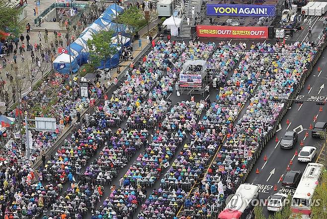 자유통일당 '국민저항권 광화문국민대회' (서울=연합뉴스) 김성민 기자 = 자유통일당이 19일 서울 종로구 동화면세점 인근에서 연 '국민저항권 광화문국민대회'에서 참가자들이 태극기 등을 흔들고 있다. 2025.4.19 ksm7976@yna.co.kr